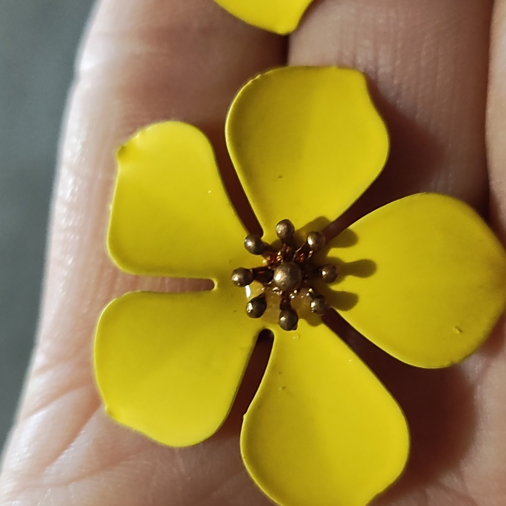 VINTAGE FLORAL YELLOW METAL GOLD-TONE DROP POST 1.3" EARRINGS - Picture 3 of 9